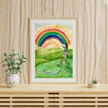 Der farbenfrohe Kunstdruck „Regenbogenfarben“ von Nathalie-Designs zeigt ein Mädchen auf einer Leiter, das einen Regenbogen über eine sonnige Wiese malt. Verträumte Wandkunst und liebevolle Wanddekoration für Wohnzimmer, Kinderzimmer oder Atelier.