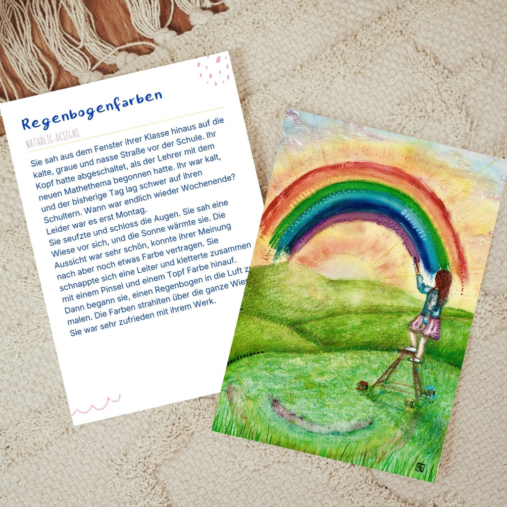 Die farbenfrohe Kunstdruckpostkarte „Regenbogenfarben“ von Nathalie-Designs zeigt ein Mädchen auf einer Leiter, das einen Regenbogen über eine sonnige Wiese malt. Eine besondere Kunstpostkarte als kleines Geschenk, Mutmacher oder Wandbild.