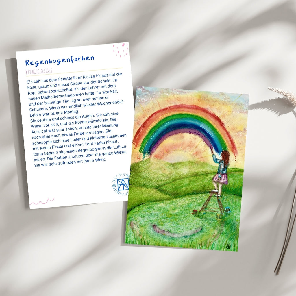 Die farbenfrohe Kunstdruckpostkarte „Regenbogenfarben“ von Nathalie-Designs zeigt ein Mädchen auf einer Leiter, das einen Regenbogen über eine sonnige Wiese malt. Eine besondere Kunstpostkarte als kleines Geschenk, Mutmacher oder Wandbild.