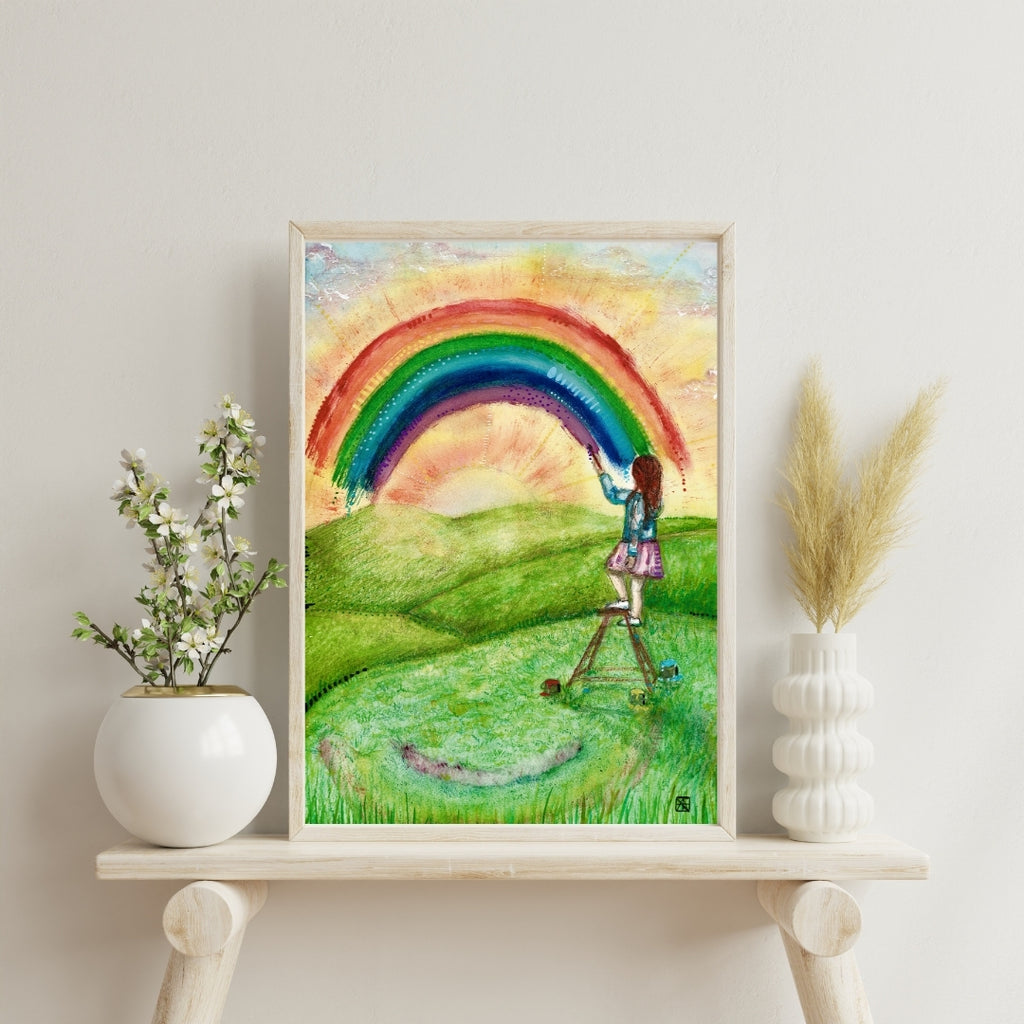 Farbenfrohes Originalgemälde „Regenbogenfarben“ von Nathalie-Designs mit einem Mädchen auf einer Leiter, das einen Regenbogen über eine sonnige Wiese malt. Handgemalte Regenbogen Kunst und verträumte Wanddekoration für Wohnzimmer, Kinderzimmer oder Atelier.